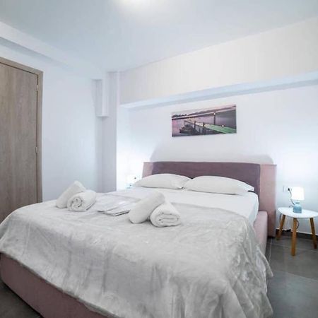 Appartamento Brand New Aprt With Backyard In Lycabettus Hill ! Atene Esterno foto
