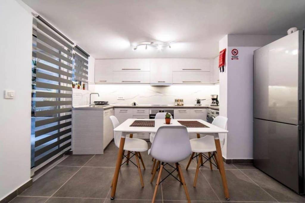 Appartamento Brand New Aprt With Backyard In Lycabettus Hill ! Atene Esterno foto