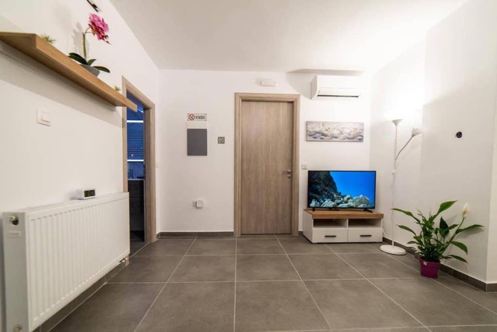 Appartamento Brand New Aprt With Backyard In Lycabettus Hill ! Atene Esterno foto