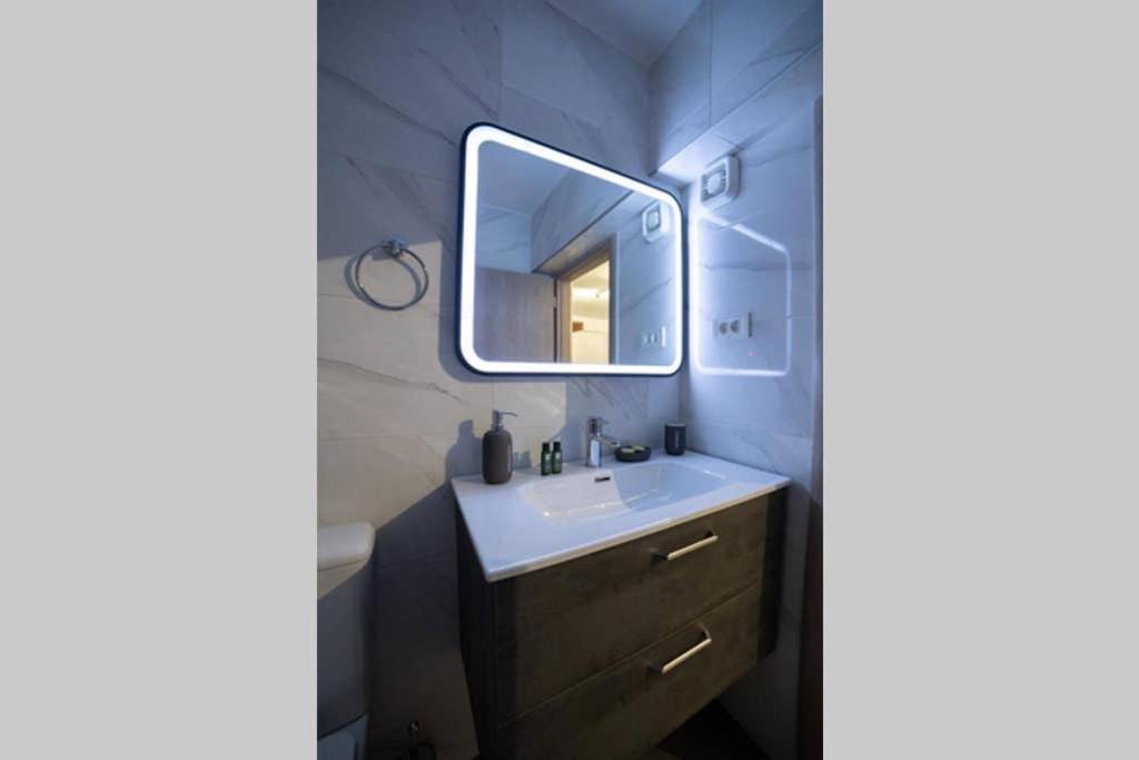 Appartamento Brand New Aprt With Backyard In Lycabettus Hill ! Atene Esterno foto